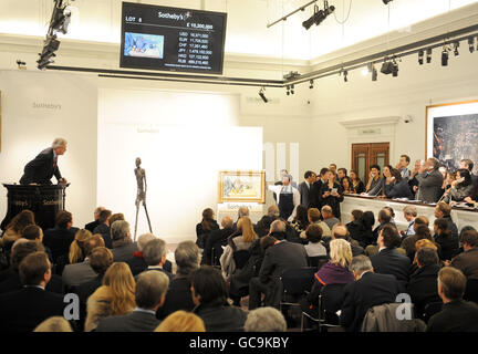 Der Auktionator Henry Wyndam verkauft Paul Cezannes Pichet Fruits sur une Tisch für knapp 12 Millionen während des Impressionisten- und Modern Art Evening Sale in Sotheby's Londoner Auktionsräumen. Stockfoto