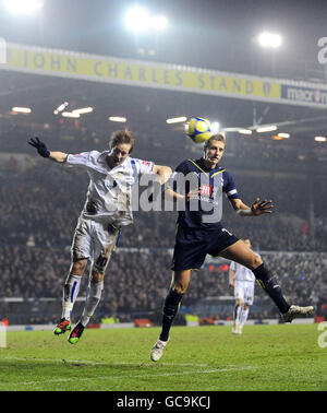 Leeds United's Luciano Becchio (links) und Tottenham Hotspur's Michael Dawson kämpfen um den Ball während des FA Cup Fourth Round Replay Matches in Elland Road, Leeds. Stockfoto