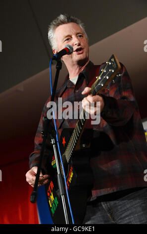 Billy Bragg tritt beim Konzert für Haiti auf, das vom TUC gefördert wird, im Congress House in London. Stockfoto