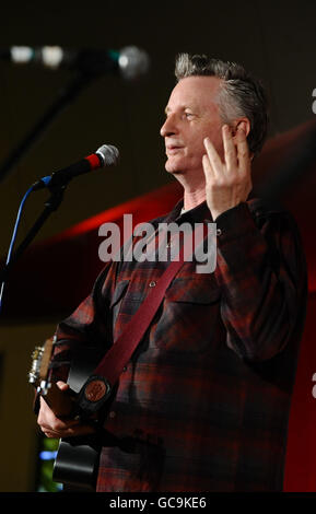 Billy Bragg tritt beim Konzert für Haiti auf, das vom TUC gefördert wird, im Congress House in London. Stockfoto