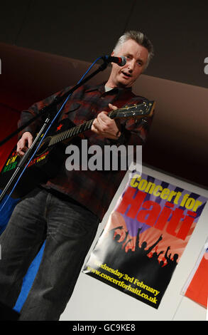 Billy Bragg tritt beim Konzert für Haiti auf, das vom TUC gefördert wird, im Congress House in London. Stockfoto