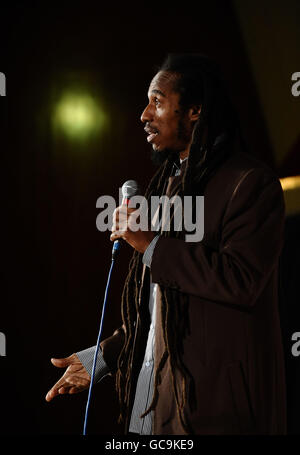 TUC-Aid-Konzert „Stand Up for Haiti“ - London. Benjamin Zephaniah spricht beim Konzert für Haiti, das vom TUC gesponsert wird, im Congress House in London. Stockfoto