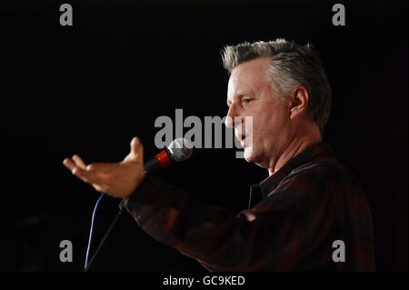 TUC-Aid-Konzert „Stand Up for Haiti“ - London. Billy Bragg tritt beim Konzert für Haiti auf, das vom TUC gesponsert wird, im Congress House in London. Stockfoto