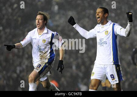 Leeds United's Luciano Becchio (links) feiert das Scoring seiner Seiten zuerst Tor mit Teamkollege Jermaine Beckford (rechts) Stockfoto