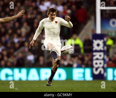 Englands Toby Flood in Aktion während des RBS 6 Nations-Spiels in Twickenham, London. Stockfoto