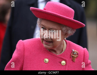 Britains Queen Elizabeth II. Trifft sich nach dem Sonntagsgottesdienst in der West Newton Church in der Nähe von Sandringham, Norfolk. Stockfoto