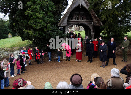 Königin Elizabeth II. Erhält Blumen von Kindern, nachdem sie den Sonntagsgottesdienst in der West Newton Church in der Nähe von Sandringham, Norfolk, besucht hat. Stockfoto