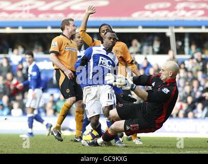 Wolverhampton Wanderers Torhüter Marcus Hahnemann (rechts) fordert den Cristian von Birmingham City heraus Benitez (links) für den Ball Stockfoto