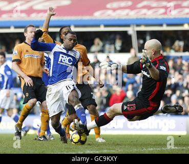 Wolverhampton Wanderers Torhüter Marcus Hahnemann (rechts) fordert den Cristian von Birmingham City heraus Benitez (links) für den Ball Stockfoto