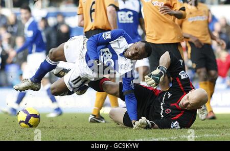 Wolverhampton Wanderers Torhüter Marcus Hahnemann (rechts) fordert den Cristian von Birmingham City heraus Benitez (links) für den Ball Stockfoto