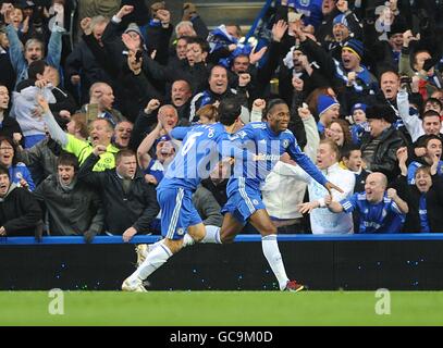 Fußball - Barclays Premier League - Chelsea / Arsenal - Stamford Bridge. Chelsea's Didier Drogba (rechts) feiert, nachdem er das erste Tor des Spiels erzielt hat Stockfoto