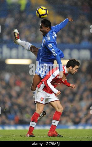 Fußball - Barclays Premier League - Chelsea / Arsenal - Stamford Bridge. Chelsea's Jon Obi Mikel (links) und Arsenals Francesc Fagregas kämpfen um den Ball Stockfoto