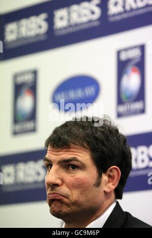 Rugby Union - RBS 6 Nations Championship 2010 - Schottland gegen Frankreich - Murrayfield. Frankreichs Cheftrainer Marc Lievremont während der Pressekonferenz nach dem Spiel in Murrayfield, Edinburgh. Stockfoto