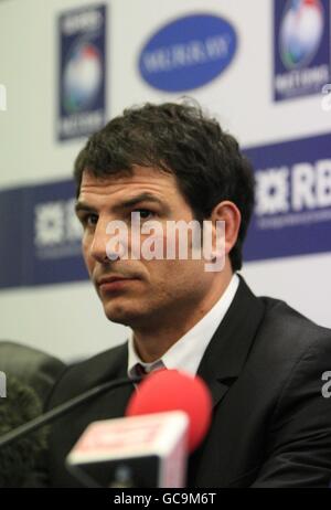 Rugby Union - RBS 6 Nations Championship 2010 - Schottland gegen Frankreich - Murrayfield. Frankreichs Cheftrainer Marc Lievremont während der Pressekonferenz nach dem Spiel in Murrayfield, Edinburgh. Stockfoto