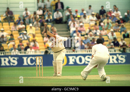 Cricket - 1994 NatWest Trophy - Halbfinale - Warwickshire / Kent - Edgbaston. Andy Moles (Warwickshire) hat während des Halbfinales der NatWest Trophy in Edgbaston den Ball und die Kent-Opposition im Auge. Stockfoto