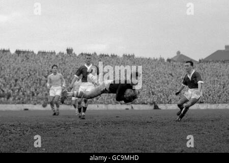 Yaacov Hodorov, Israels Torhüter, „fliegt“ parallel zum Rasen, als er beim WM-Eliminator gegen Wales im Ninian Park, Cardiff, einen großartigen Spar abholt. Unmittelbar hinter dem Torwart steht John Charles, der von seinem italienischen Klub Juventus für das heutige Spiel freigegeben wurde. Wales gewann 2-0 und geht ins Finale in Stockholm. Stockfoto