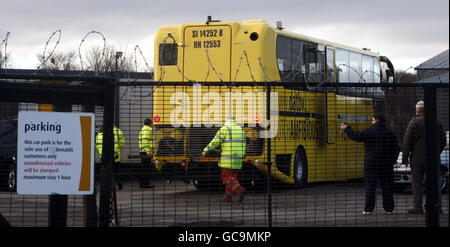 Arbeiter in der Nähe eines Amphibienbusses, der bei einer Pressevorbesichtigung auf dem Fluss Clyde in Glasgow auf Probleme stieß. Stockfoto