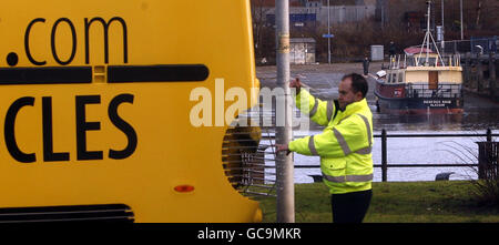 Arbeiter in der Nähe eines Amphibienbusses, der bei einer Pressevorbesichtigung auf dem Fluss Clyde in Glasgow auf Probleme stieß. Stockfoto