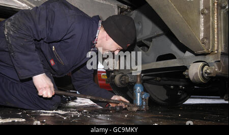 Arbeiter unter einem amphibischen Bus, die während einer Pressevorschau auf dem Fluss Clyde in Glasgow auf Probleme gestoßen sind. Stockfoto