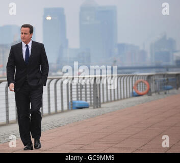 Der konservative Führer David Cameron kommt an der University of East London an, um mit Studenten über den Wiederaufbau des Vertrauens in die Politik nach dem Spesenskandal zu sprechen. Stockfoto