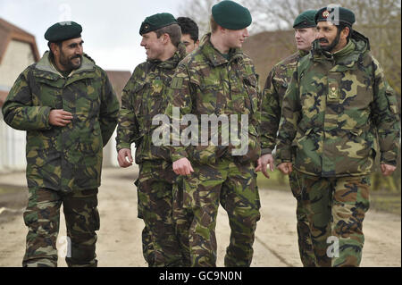 Royal Marine Commandos (Namen nicht angegeben) von 40 Commando aus Taunton unterhalten sich und entspannen sich mit Soldaten der afghanischen Nationalarmee (ANA), während sie gemeinsam auf der Salisbury Plain während ihrer Vorbereitungstraining-Übung für die 4. Mechanisierte Brigade während ihrer Vorbereitung auf Afghanistan eng trainieren. Die Verwendung von ANA-Soldaten während der Übungen vor der Einsatzvorbereitung ist für die britischen Streitkräfte von Vorteil, um Realismus zu fördern, kulturelle Lücken zu schließen und die Erfahrung zu verbessern, die sie während des Kampfes mit der ANA haben werden. Stockfoto