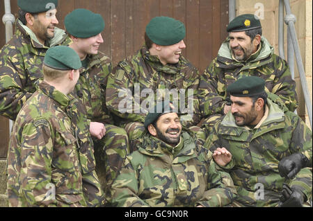 Royal Marine Commandos (Namen nicht angegeben) von 40 Commando aus Taunton unterhalten sich und entspannen sich mit Soldaten der afghanischen Nationalarmee (ANA), während sie gemeinsam auf der Salisbury Plain während ihrer Vorbereitungstraining-Übung für die 4. Mechanisierte Brigade während ihrer Vorbereitung auf Afghanistan eng trainieren. Die Verwendung von ANA-Soldaten während der Übungen vor der Einsatzvorbereitung ist für die britischen Streitkräfte von Vorteil, um Realismus zu fördern, kulturelle Lücken zu schließen und die Erfahrung zu verbessern, die sie während des Kampfes mit der ANA haben werden. Stockfoto