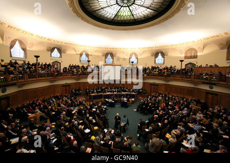 Die Generalsynode der Kirche von England, Westminster, London, wie der Erzbischof von Canterbury Dr. Rowan Williams seine Präsidentenrede hält. Stockfoto