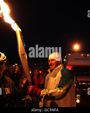 Martyn Ziegler trägt die olympische Fackel auf den Straßen von White Rock am Stadtrand von Vancouver. Stockfoto