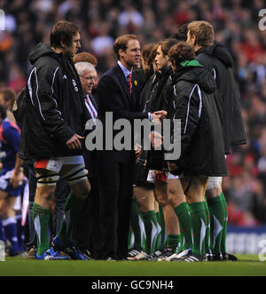 Rugby Union - RBS 6 Nations Championship 2010 - England gegen Wales - Twickenham. Prinz William trifft die Mannschaft von Wales vor dem Spiel Stockfoto