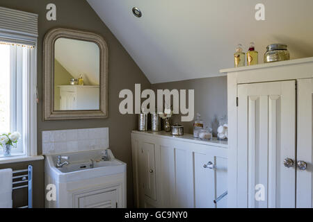 Elegantes Badezimmer mit Einheiten in Clunch und Wände in hellgrau von Farrow & Ball gemalt. Stockfoto