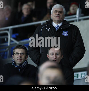 Der Vorsitzende von Cardiff City, Peter Ridsdale, steht während des Coca-Cola Championship-Spiels im Cardiff City Stadium in Cardiff in der Regie. Stockfoto