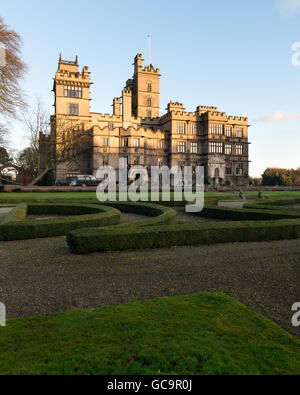 Sonnenbeschienenen Fassade der Klasse I genannten viktorianischen Gotik, Carlton Towers, East Riding Yorkshire Stockfoto