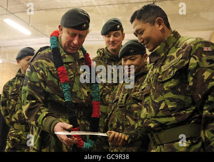 Der Prinz von Wales inspiziert ein Gurkha-Khukri-Messer mit Mitgliedern des 1. Bataillons, den Royal Gurkha Gewehren, auf dem Avon-Gelände in Wiltshire. Stockfoto