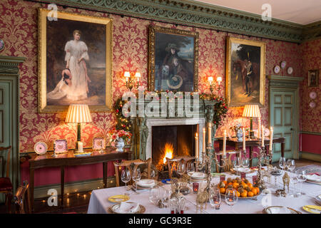 Denkmalgeschützte viktorianischen gotischen Speisesaal set für Weihnachtsessen mit lodernden Feuer, Carlton Towers, East Riding Stockfoto