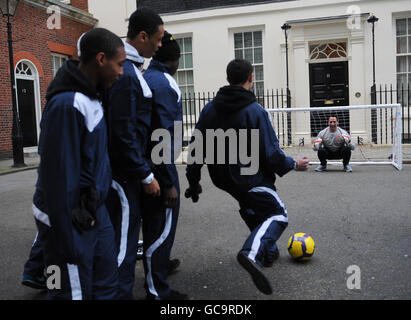 Der ehemalige England- und Arsenal-Torhüter David Seaman wird in diesem Sommer von Mitgliedern der 'M 13'-Kinder-Straßenfußballmannschaft bestraft, die England bei der Street Child World Cup in Südafrika vertreten wird. Stockfoto