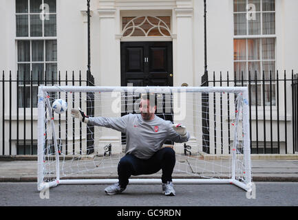 Der ehemalige England- und Arsenal-Torhüter David Seaman wird in diesem Sommer von Mitgliedern der 'M 13'-Kinder-Straßenfußballmannschaft bestraft, die England bei der Street Child World Cup in Südafrika vertreten wird. Stockfoto