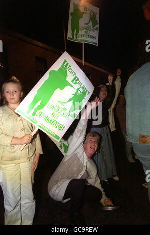 WENIGE MINUTEN NACH INKRAFTTRETEN DES WAFFENSTILLSTANDS DER IRA VERSAMMELN SICH MASSEN VON NATIONALISTEN VOR DER POLIZEIWACHE DER SPRINGFIELD ROAD, UM ZU FEIERN. Stockfoto