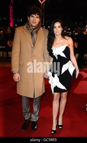 Ashton Kutcher und Demi Moore kommen zur Europa-Premiere des Valentinstag auf dem Odeon Leicester Square, London. Stockfoto