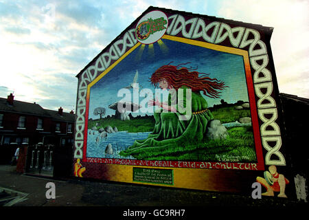 TAUBE DES FRIEDENS WANDBILD IN BELFAST Stockfoto