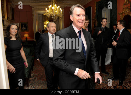 Peter Mandelson (rechts), Staatssekretär für Unternehmen, Innovation und Fähigkeiten, kommt zu einem Geschäftsempfang in der Downing Street 10, London, zusammen mit Claire Young (links) von The Apprentice und Lord Sugar (Mitte). Stockfoto