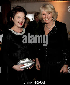 Die Herzogin von Cornwall (rechts) trifft Designerin Lulu Guinness während einer Charity Anna Valentine Fashion Show im Royal Courts of Justice in London, England. Der Abend wurde zugunsten der Maggies Cancer Centers veranstaltet und von dem Schauspieler Rupert Everett moderiert. Stockfoto