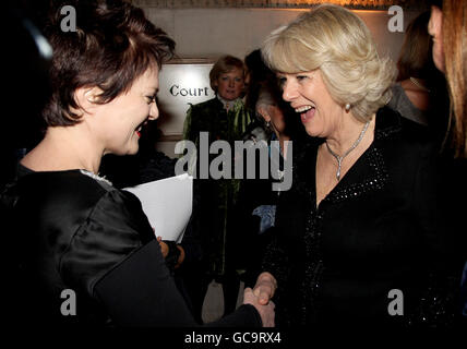 Die Herzogin von Cornwall (rechts) trifft Designerin Lulu Guinness während einer Charity Anna Valentine Fashion Show im Royal Courts of Justice in London, England. Der Abend wurde zugunsten der Maggies Cancer Centers veranstaltet und von dem Schauspieler Rupert Everett moderiert. Stockfoto