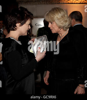 Die Herzogin von Cornwall (rechts) trifft Designerin Lulu Guinness während einer Charity Anna Valentine Fashion Show im Royal Courts of Justice in London, England. Der Abend wurde zugunsten der Maggies Cancer Centers veranstaltet und von dem Schauspieler Rupert Everett moderiert. Stockfoto