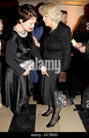 Die Herzogin von Cornwall (rechts) trifft Designerin Lulu Guinness während einer Charity Anna Valentine Fashion Show im Royal Courts of Justice in London, England. Der Abend wurde zugunsten der Maggies Cancer Centers veranstaltet und von dem Schauspieler Rupert Everett moderiert. Stockfoto