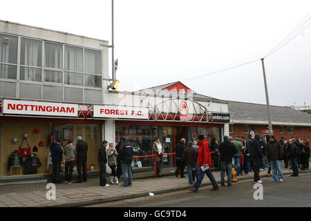 Fußball - Coca-Cola Football League Championship - Nottingham Forest V Reading - The City Ground. Allgemeine Ansicht der Fans vor dem City Ground Shop und Ticketbüro Stockfoto