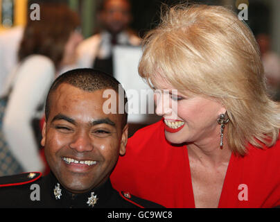 Joanna Lumley mit Johnson Beharry VC im Royal Opera House, Covent Garden, London, im Vorfeld der Veranstaltung „Tickets für Truppen“. Stockfoto