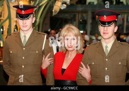 Joanna Lumley mit den Troopers Craig Glendenning (links) und Jon Paul Van der Walt im Royal Opera House, Covent Garden, London, vor der Veranstaltung "Tickets for Trupps". Stockfoto