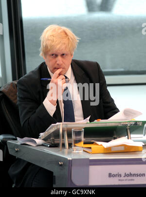 Boris Johnson steht unten als Vorsitzender der MPA Stockfoto