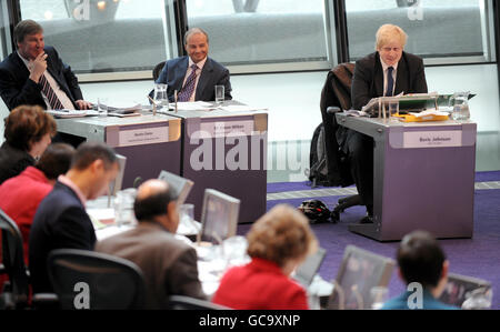 Boris Johnson steht unten als Vorsitzender der MPA Stockfoto