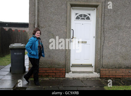 Susan Boyle vor ihrem Haus in Blackburn, West Lothian. Die Sängerin kehrte nach Hause zurück, um einen Eindringling in ihrem Haus zu finden, nachdem sie am Dienstagabend aus London zurückgekehrt war, wo sie bei der Aufnahme der Single „Helping Haiti“ mitgeholfen hatte. Stockfoto